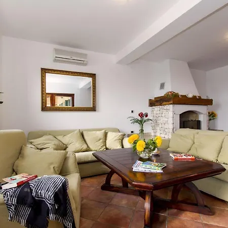 Mit Privatpool Fuer 8 Personen Ca 220 Qm In Skitaca, Istrien Bucht Von Rasa Holiday home